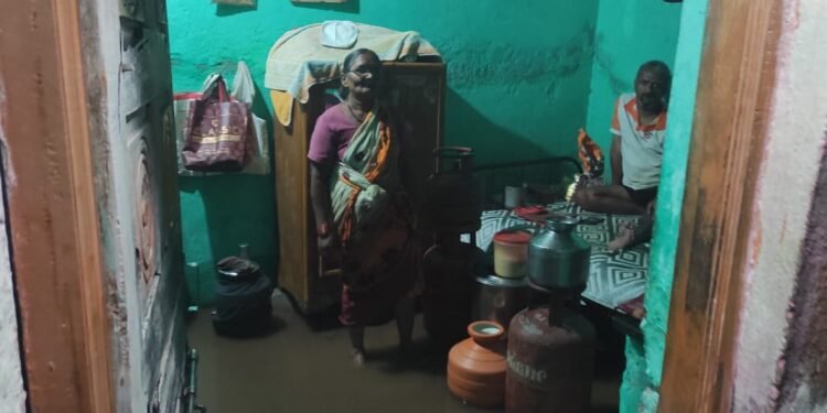 जुळे सोलापूर भागातील कल्याण नगर येथे मोठ्या पावसाचे पाणी घरामध्ये शिरून अनेक नागरिकांना आर्थिक व मानसिक त्रास होत आहे.