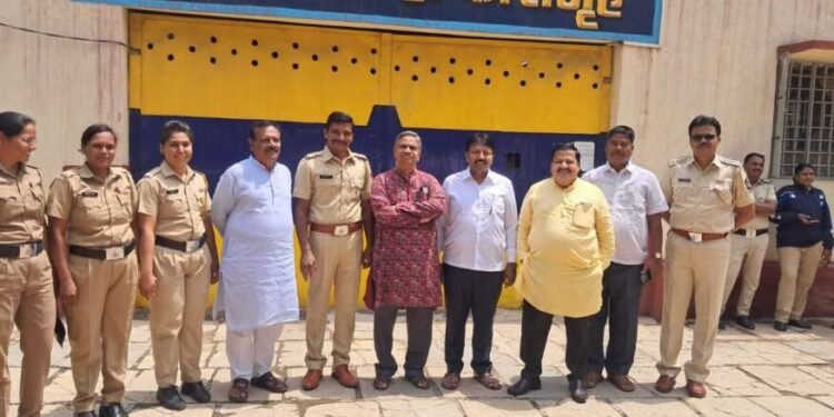 दिपक देशपांडेंच्या हास्यकल्लोळाने सोलापूर जिल्हा कारागृहात हास्याचे फवारे