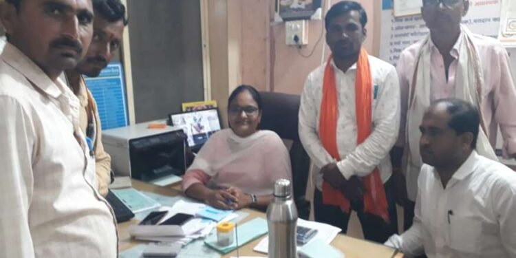 शेतकऱ्याचे खाते होल्ड काढा – खंदारे