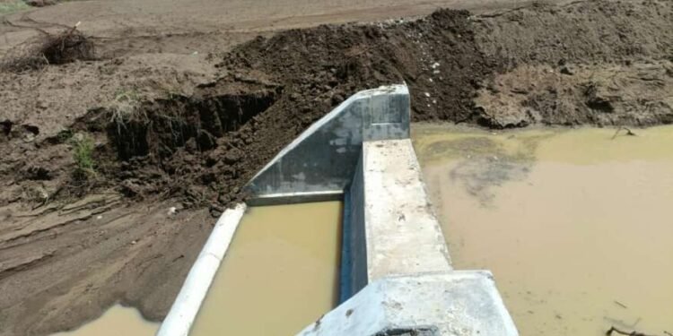 आर्ट ऑफ लिविंग आणि आकार फाउंडेशन यांच्या माध्यमातून साकारण्यात आलेला शिवकालीन बंधारा पहिल्याच पावसात ओव्हरफ्लो शेतकऱ्यांमध्ये आनंदाचे वातावरण…?