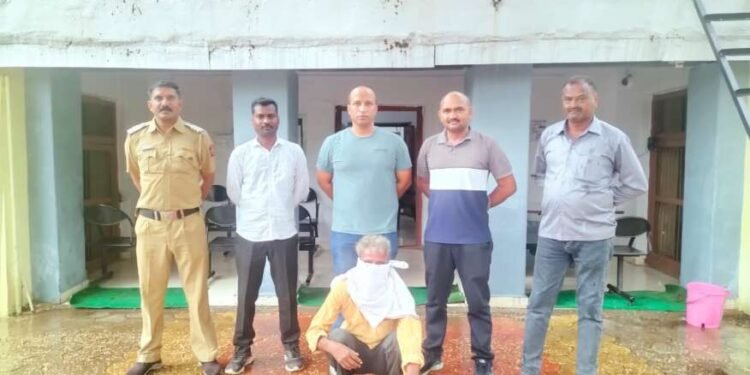 19वर्षांपासून फरार असलेल्या दरोडेखोराच्या मुसक्या आवळल्या आंबेसांगवी टोल नाक्यावर 2005साली टाकला होता दरोडा