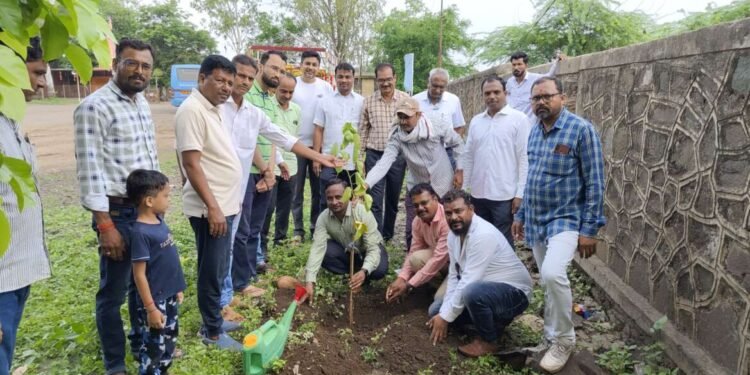 हरित प्रल्हादपुर, वृक्षारोपण चळवळ समिती, परतूर तर्फे भव्य 251 वृक्षारोपण मेगाड्राइव्ह व संवर्धन प्रण कार्यक्रम संपन्न