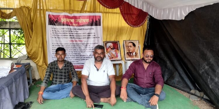 मुदखेड तालुक्यातील सरेगांव येथील जिल्हा परिषद प्राथमिक शाळेतील मुख्याध्यापक व शिक्षकांच्या गैरव्यवहाराच्या चौकशीसाठी चक्रधर कळणे पाटिल यांच्या आमरण उपोषणाचा सहाव्वा दिवस.