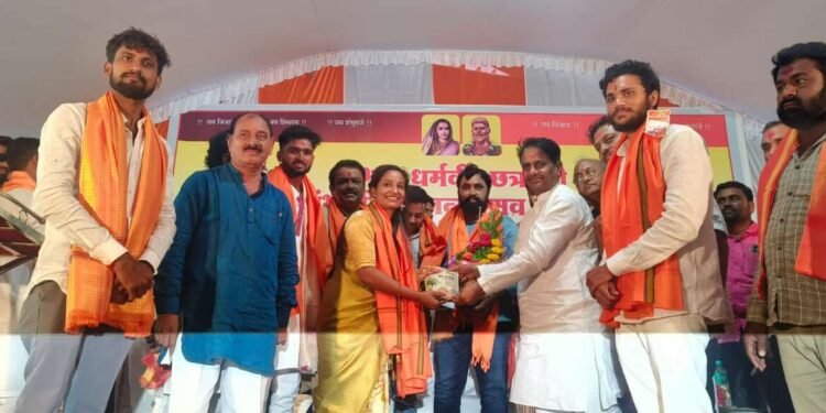 धर्मवीर छत्रपती संभाजीराजे शौर्य प्रतिष्ठाण संस्थापक अध्यक्ष बाळराजे पाटील आवारे यांचा उमरीत कवळे गुरुजी जनसंपर्क कार्यालय उमरी येथे सत्कार