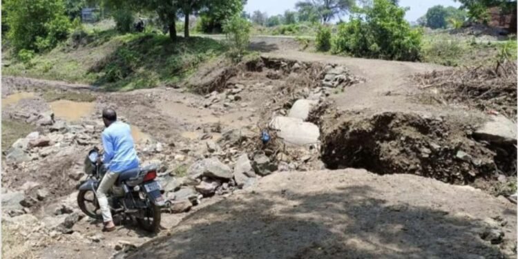 लोकसहभागातुन केलेल्या रस्त्यावर रोजगार हमीचा डल्ला ? जळगाव सपकाळ ते आडगांव पादंण रस्त्याची चौकशी करण्याची ग्रामस्थांची मागणी