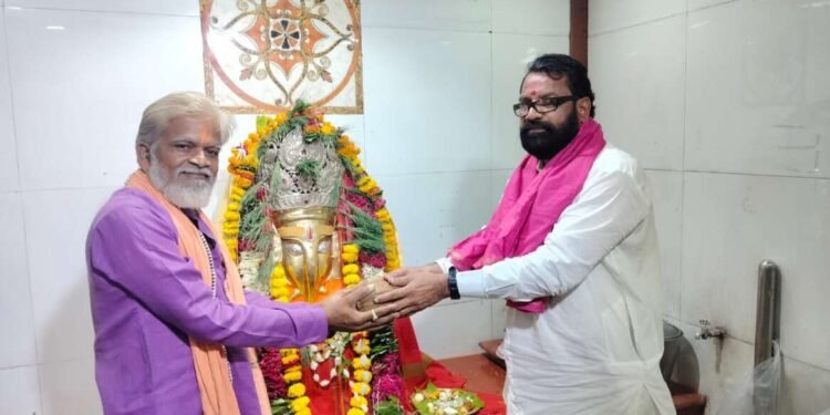 पंढरपूरला पायी जाणाऱ्या वारकरी दिंडीला दादाराव पाटील ढगे यांच्या हस्ते नारळ फोडून सुरुवात