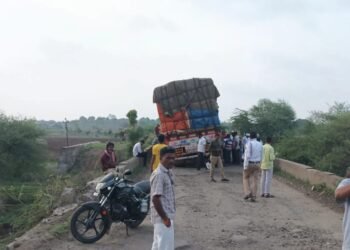 ट्रकच्या चालकास रस्त्यातील खड्ड्याचा अंदाज न आल्याने ट्रकचे पाटेतुटल्याने तुटल्याने ट्रक पुलाच्या मधोमध अडकला