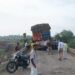 ट्रकच्या चालकास रस्त्यातील खड्ड्याचा अंदाज न आल्याने ट्रकचे पाटेतुटल्याने तुटल्याने ट्रक पुलाच्या मधोमध अडकला