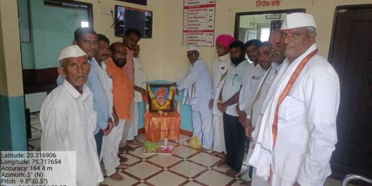 भोकरदन तालुक्यातील आव्हाना येथील ग्रामपंचायत कार्यालय मध्ये आज सकाळी 9 वाजता छत्रपती शाहू महाराज यांच्या प्रतिमेला सरपंच रामभाऊ दुधे व उपसरपंच नामदेव पाटील सरोदे यांनी पुष्पहार अर्पण करून अभिवादन करण्यात आले.