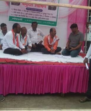 वाशी शहरातील शेतकऱ्यांना शासकीय योजना चालू करण्यासाठी काँग्रेस कार्यकर्त्यांचे शिवाजी चौकात उपोषण