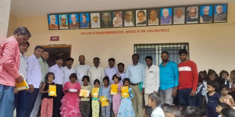 डॉ. बाबासाहेब आंबेडकर विद्यानिकेतन पिंपरखेडा शाळेत शालेय साहित्य वाटप