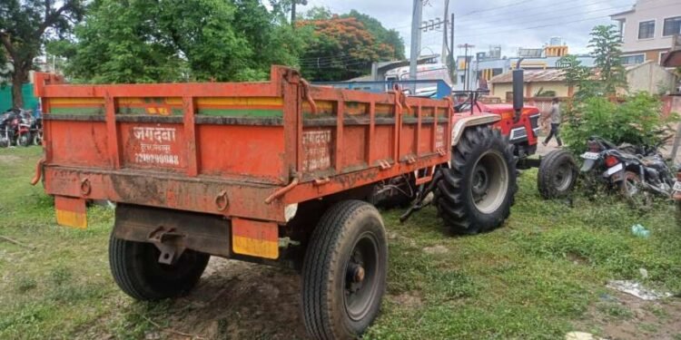 पोलीस वाहनाला वाळू वाहतूक करणाऱ्या ट्रॅक्टरची धडक