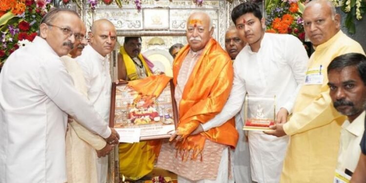 सरसंघचालकांनी अक्कलकोट येथे स्वामी समर्थांचे घेतले दर्शन