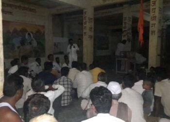 सरपंचांनी घेतली ग्रामस्थांची राञी ची शाळा