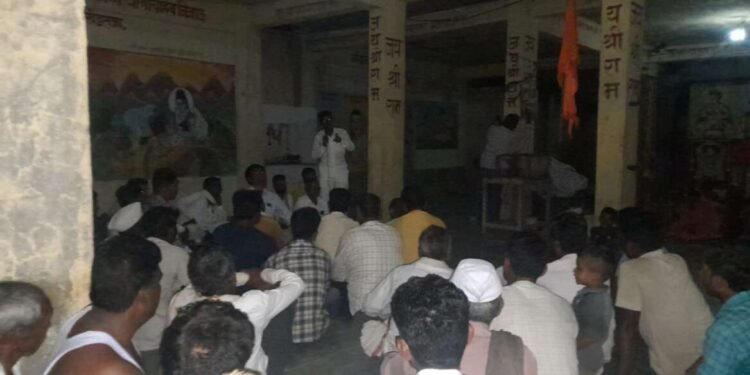 सरपंचांनी घेतली ग्रामस्थांची राञी ची शाळा