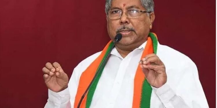 पुणे ड्रग्ज प्रकरणात चंद्रकांत पाटलांची आधी टीप्पणी, नंतर सारवासारव