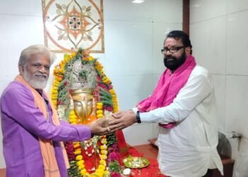 पंढरपूरला पायी जाणाऱ्या वारकरी दिंडीला दादाराव पाटील ढगे यांच्या हस्ते नारळ फोडून सुरुवात