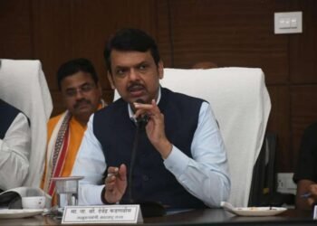 आपत्कालीन परिस्थितीत प्रशासनाच्या कार्यातून संवेदनशीलता दिसावी – फडणवीस