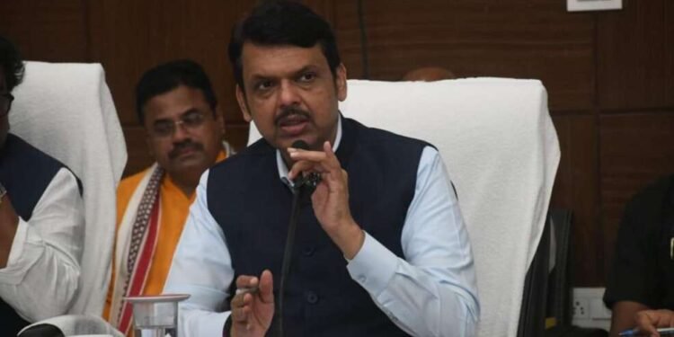 आपत्कालीन परिस्थितीत प्रशासनाच्या कार्यातून संवेदनशीलता दिसावी – फडणवीस