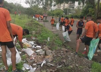 घणसोली पाम बिच लगत खाडी किनारा परिसरात स्वच्छता मोहीम