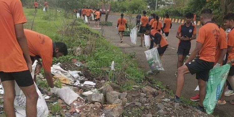 घणसोली पाम बिच लगत खाडी किनारा परिसरात स्वच्छता मोहीम