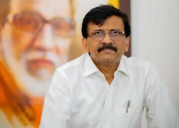 निवडणूक जिंकण्यासाठी नारायण राणेंनी पैशांचे पाकीट वाटले : संजय राऊत