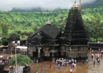 त्र्यंबकेश्वर मंदिरातील सुरक्षा रक्षकांची मुजोरी ;नाशिकच्या भाविकांना सुरक्षारक्षकांनी धक्काबुक्की आणि मारहाण