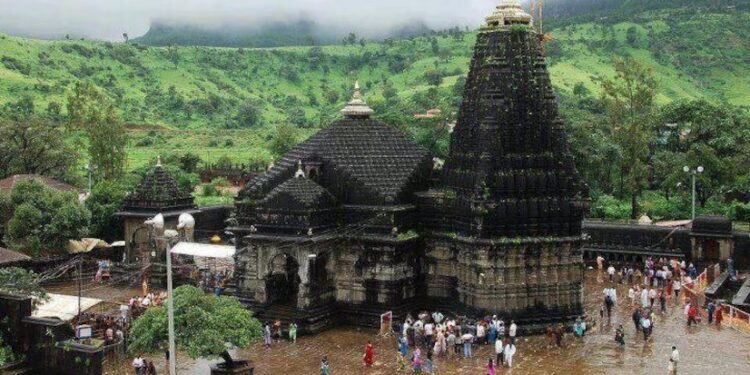 त्र्यंबकेश्वर मंदिरातील सुरक्षा रक्षकांची मुजोरी ;नाशिकच्या भाविकांना सुरक्षारक्षकांनी धक्काबुक्की आणि मारहाण