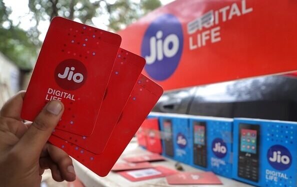 जिओच्या सर्व्हिसेस डाऊन, नेटकऱ्यांच्या सोशल मीडियावर तक्रारी