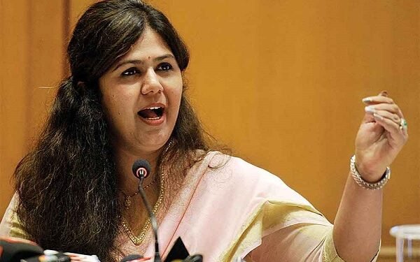 सत्तेच्या दबावाखाली चुकीचे दाखले दिले असल्यास चौकशी करा – पंकजा मुंडे