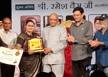राज्यपालांच्या हस्ते कला दिग्दर्शक जयंत देशमुख, निर्माते रुमी जाफरी यांचा सन्मान