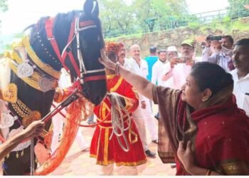 पालखी सोहळ्यासाठी पताकाधारी स्वारारुढ मोहिते-पाटील यांचा बलराज अश्व देहुकडे रवाना