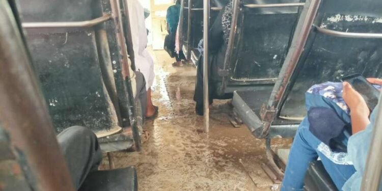 कळंब आगाराच्या गळक्या गाडीत सुखाचा प्रवास..!