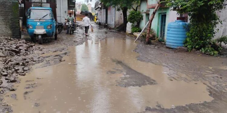 पालखी महामार्गाच्या रस्त्याच्या अपुर्ण कामामुळे येरमाळ्यातील रस्ते चिखलमय