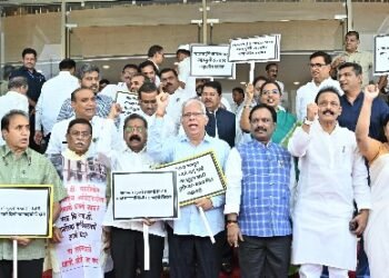 महागाई विरोधात विधिमंडळाच्या पायऱ्यांवर मविआची निदर्शने