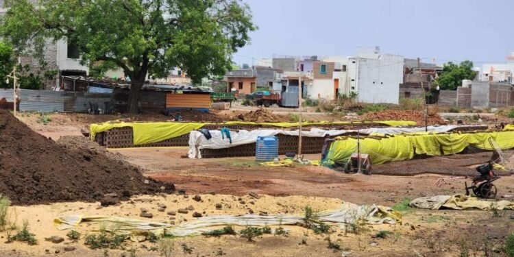 मंठा शहरालगत असलेल्या अनधिकृत वीट भट्ट्यांमुळे श्वास कोंडला !
