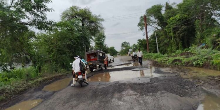 देगलुर बांधकाम विभागाच्या गुणवत्तेवर प्रश्नचिन्ह