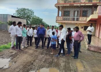 शाळेच्या रस्त्यासाठी चिमुकल्या विद्यार्थ्याचा सतीश घाटगे पाटलांना फोन देवडी हादगावचा रस्ता लवकरच होणार सिमेंट कॉंक्रीटचा