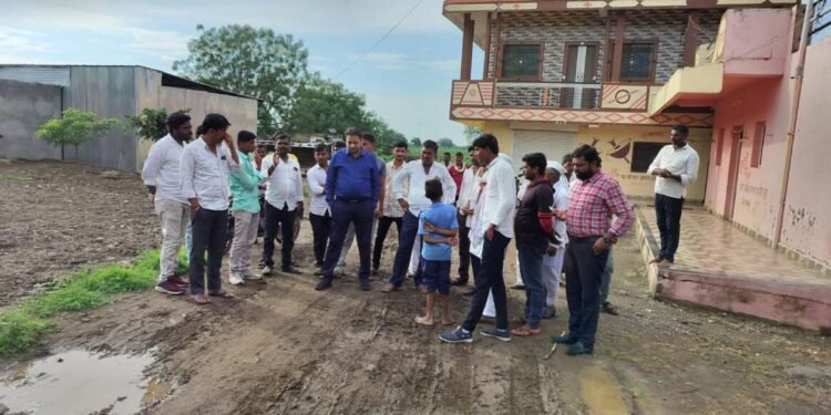 शाळेच्या रस्त्यासाठी चिमुकल्या विद्यार्थ्याचा सतीश घाटगे पाटलांना फोन देवडी हादगावचा रस्ता लवकरच होणार सिमेंट कॉंक्रीटचा