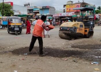 वाटूर मुख्य चौकातील रोडवरील खड्डे दुरुस्ती  मात्र रोड लगतच्या नाल्या अजूनही सफाई झाली नसल्याने वाटुर करानची नाराजी …  वाटुर जालना रोडवरील आजही जमा होते पावसाचे पाणी…