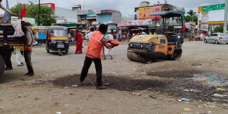 वाटूर मुख्य चौकातील रोडवरील खड्डे दुरुस्ती  मात्र रोड लगतच्या नाल्या अजूनही सफाई झाली नसल्याने वाटुर करानची नाराजी …  वाटुर जालना रोडवरील आजही जमा होते पावसाचे पाणी…