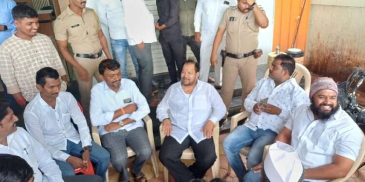 आमदार शहाजीबापू पाटलांनी जाणून घेतल्या तालुक्यातील जनतेच्या अडचणी