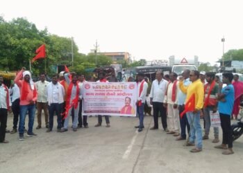 मातंग समाजाच्या विविध मागणीसाठी ईस्लापूर येथील राष्ट्रीय महामार्गावर रास्ता रोको आंदोलन करण्यात आले.