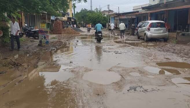 अहो साहेब गावात जाणाऱ्या मुख्य रस्त्याकडे लक्ष द्या हो,