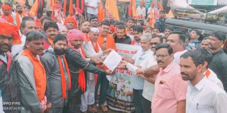 मराठा आरक्षणासाठी मनोज जरांगे पाटील यांनी पुन्हा उपोषण सुरु केले होते.त्यांच्या आंदोलनास पाठिंबा म्हणुन येरमाळा परिसरातील मराठा समाजाच्या वतीने तलाठी कार्यालयावर बैलगाडी मोर्चा काढण्यात आला मोर्चा संदर्भात मराठा कार्यकर्त्यांनी दोन दिवसांपूर्वी निवेदन दिले होते.