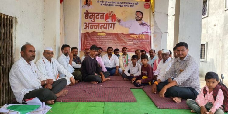 पिक विमा दुष्काळ या साठी मयुर बोर्डे यांचे दोन दिवसापासून बेमुदत अन्नत्याग जानेफळ पंडीत येथे सुरू जीव गेला तरी चालेल पण शेतकऱ्यांना न्याय मिळत नाही तोपर्यंत अन्नाचा कण सुद्धा घेणार नाही मयुर बोर्डे