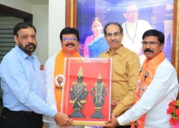  शिवसेना पक्षप्रमुख तथा राज्याचे माजी मुख्यमंत्री आणि शेतकऱ्यांचे कैवारी मा. उद्धव ठाकरे यांना वाढदिवसानिमित्त मुंबई येथे मातोश्री निवासस्थानी जाऊन शुभेच्छा देताना शिवसेना उपनेते