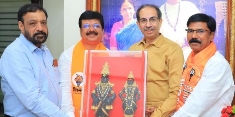  शिवसेना पक्षप्रमुख तथा राज्याचे माजी मुख्यमंत्री आणि शेतकऱ्यांचे कैवारी मा. उद्धव ठाकरे यांना वाढदिवसानिमित्त मुंबई येथे मातोश्री निवासस्थानी जाऊन शुभेच्छा देताना शिवसेना उपनेते