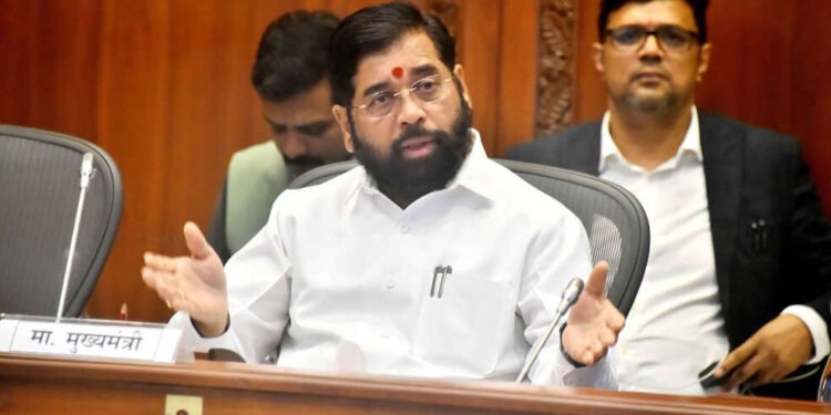 पुण्यातील घरांमध्ये शिरलेला गाळ, चिखल दूर करण्यासाठी युद्धपातळीवर मोहीम हाती घ्यावी  – मुख्यमंत्री