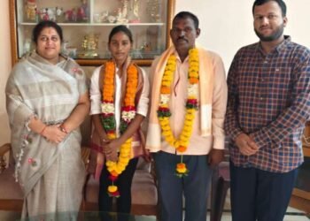 क्रांती व्यवहारे यांच्या पोलीस दलातील निवडबद्दल सौ.वर्षाताई भोसीकर यांच्या कडून सत्कार व शुभेच्छा